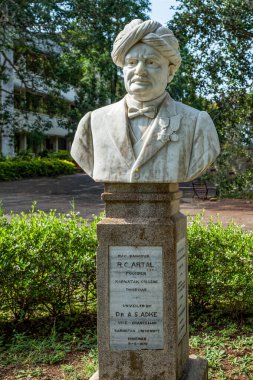 06 05 2015 Vintage Rao Bahadur R.C. Artal Kurucu Heykel Koleji, Dharwad, Karnataka, Hindistan, Asya