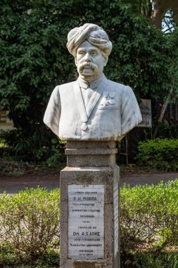 06 05: 2015 Vintage Diwan Bahadur Rodda Shrinivas Kurucu Heykel Koleji, dharwad, Karnataka, Hindistan, Asya