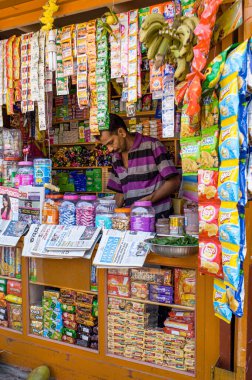 01 27 2013 Sigara, şeker, bisküvi satan bir satıcı, Udupi Karnataka Hindistan 'daki küçük dükkanında düzenli ve çekici bir şekilde sergileniyor..
