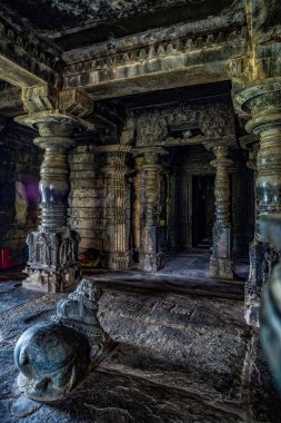 06 05 2015 Antik Chalukya Shri Dambala Dodda Basappa Tapınağı 'nın yanında taş oymacılığı 12. yüzyıl Batı Chalukyan mimari yeniliği Karnataka Hindistan Asya.