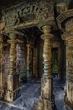 06 05 2015 Antik Chalukya Shri Dambala Dodda Basappa Tapınağı 'nın yanında taş oymacılığı 12. yüzyıl Batı Chalukyan mimari yeniliği Karnataka Hindistan Asya.