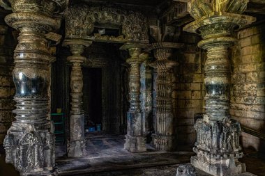 06 05 2015 Antik Chalukya Shri Dambala Dodda Basappa Tapınağı 'nın yanında taş oymacılığı 12. yüzyıl Batı Chalukyan mimari yeniliği Karnataka Hindistan Asya.