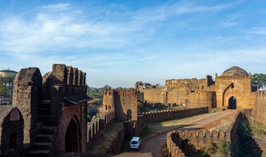 1223 2010 Bahmanid Hanedanlığı 'nın Bidar Kalesi' ne giriş kapısı 1427 yılında Gulbarga 'dan Bidar' a taşındı.. 