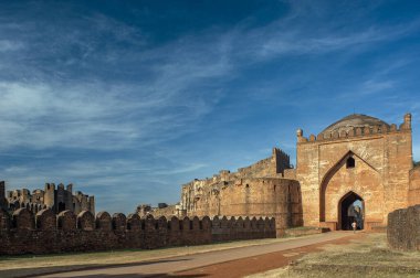 1223 2010 Bahmanid Hanedanlığı 'nın Bidar Kalesi' ne giriş kapısı 1427 yılında Gulbarga 'dan Bidar' a taşındı.. 