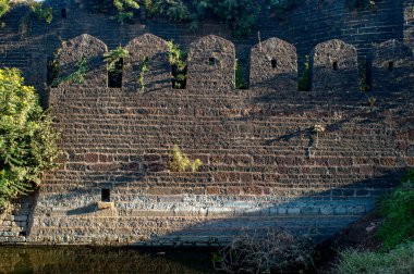 1223 2010 Bahmanid Hanedanlığı 'nın Bidar Kalesi Duvarı' nın dışında 1427 yılında başkentini Gulbarga 'dan Bidar' a taşıdı.. 