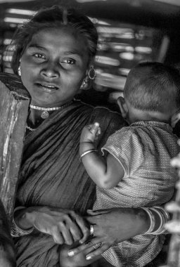 08 12 2007 Vintage Old. Kabile kadını ve Çocuk Kondagaon 'un Siyah ve Beyaz Fotoğrafı; Bastar; Chhattisgarh; Hindistan Asya
