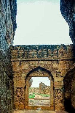 Badami, Karnataka, INDIA 'da Shivalaya için 06 07 2008 Vintage giriş yolu. Kayalıklardan geçen Karnataka Asya geçidi..