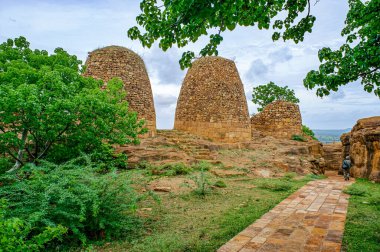 06 07 2008 Vintage Granaries Upper Shivalaya North Fort, Badami, Karnataka, Hindistan yolunda. Burası inanılmaz chalukya hanedanlığının sanat eseri Karnataka Hindistan Asya 'nın unesco miras yeri ve yeridir..