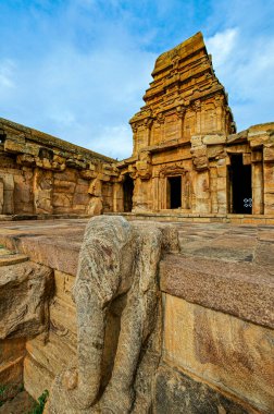 Badami 'nin kuzey kayalık tepesinde 06 07 2008 Vintage Upper Shivalaya; Unesco World Heritage sitesi chalukya Dynasty sotne art.Karnataka; Hindistan..