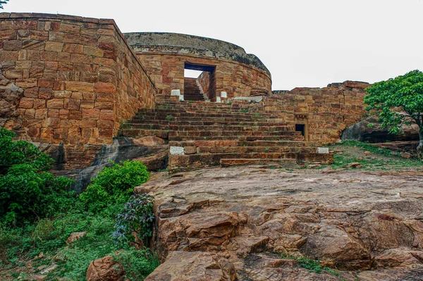 06 07 2008 Vintage Granaries Upper Shivalaya North Fort, Badami, Karnataka, Hindistan yolunda. Burası inanılmaz chalukya hanedanlığının sanat eseri Karnataka Hindistan Asya 'nın unesco miras yeri ve yeridir..