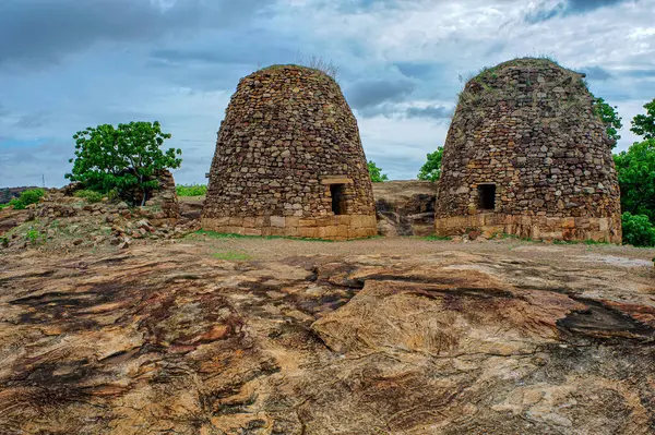 06 07 2008 Vintage Granaries Upper Shivalaya North Fort, Badami, Karnataka, Hindistan yolunda. Burası inanılmaz chalukya hanedanlığının sanat eseri Karnataka Hindistan Asya 'nın unesco miras yeri ve yeridir..