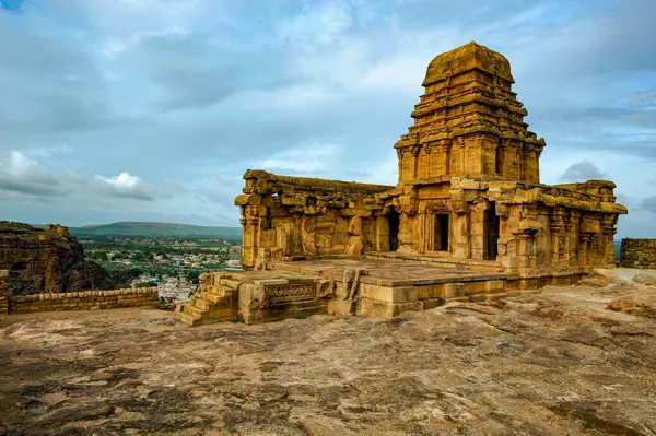 Badami 'nin kuzey kayalık tepesinde 06 07 2008 Vintage Upper Shivalaya; Unesco World Heritage sitesi chalukya Dynasty sotne art.Karnataka; Hindistan..