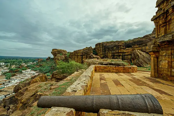 Badami 'nin kuzey kayalık tepesinde 06 07 2008 Vintage Upper Shivalaya; Unesco World Heritage sitesi chalukya Dynasty sotne art.Karnataka; Hindistan..