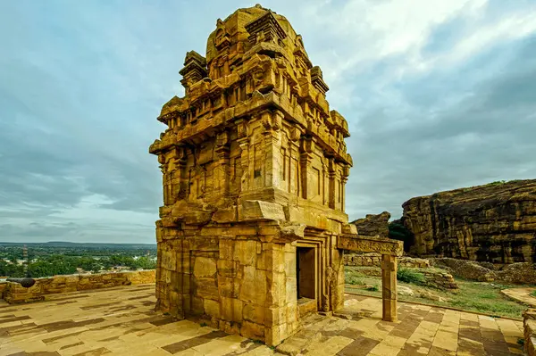 Badami 'nin kuzey kayalık tepesinde 06 07 2008 Vintage Upper Shivalaya; Unesco World Heritage sitesi chalukya Dynasty sotne art.Karnataka; Hindistan..