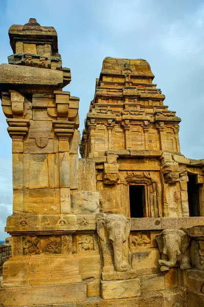 Badami 'nin kuzey kayalık tepesinde 06 07 2008 Vintage Upper Shivalaya; Unesco World Heritage sitesi chalukya Dynasty sotne art.Karnataka; Hindistan..