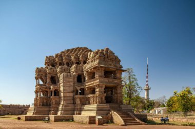 03 07 2007 Sasbahu Tapınağı, Sas Bahu Mandir, Sahasrabahu Tapınağı ya da Harisadanam Tapınağı olarak da bilinir, Gwalior Madhya Pradess Hindistan 'da 11. yüzyıldan kalma bir ikiz tapınaktır..