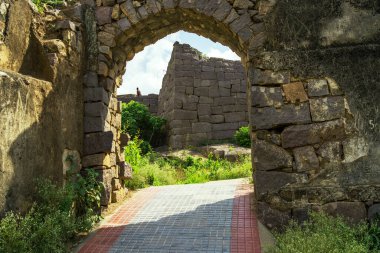 08 01 2015 Golconda Fort Hyderabad Telangana, Hindistan Asya 'daki taş duvarların görüntüsü.