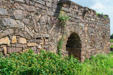 08 01 2015 Golconda Fort Hyderabad Telangana, Hindistan Asya 'daki taş duvarların görüntüsü.