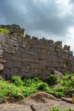 08 01 2015 Golconda Fort Hyderabad Telangana, Hindistan Asya 'daki taş duvarların görüntüsü.