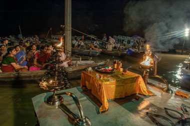  10 05 2005 Hindu rahip Varanasi 'de Ganga Aarti ayinini gerçekleştirdi. Ateş puja, Ganj Uttar Pradesh Hindistan Asya nehrinin kıyısındaki Ghat' ta gerçekleşen bir Hindu ayinidir..