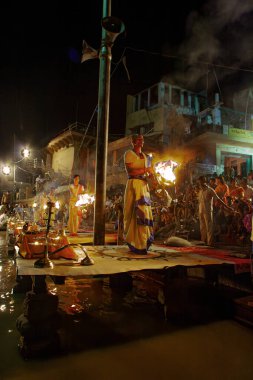  10 05 2005 Hindu rahip Varanasi 'de Ganga Aarti ayinini gerçekleştirdi. Ateş puja, Ganj Uttar Pradesh Hindistan Asya nehrinin kıyısındaki Ghat' ta gerçekleşen bir Hindu ayinidir..