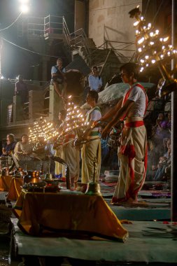  10 05 2005 Hindu rahip Varanasi 'de Ganga Aarti ayinini gerçekleştirdi. Ateş puja, Ganj Uttar Pradesh Hindistan Asya nehrinin kıyısındaki Ghat' ta gerçekleşen bir Hindu ayinidir..