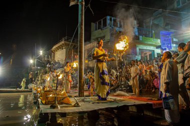  10 05 2005 Hindu rahip Varanasi 'de Ganga Aarti ayinini gerçekleştirdi. Ateş puja, Ganj Uttar Pradesh Hindistan Asya nehrinin kıyısındaki Ghat' ta gerçekleşen bir Hindu ayinidir..