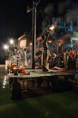  10 05 2005 Hindu rahip Varanasi 'de Ganga Aarti ayinini gerçekleştirdi. Ateş puja, Ganj Uttar Pradesh Hindistan Asya nehrinin kıyısındaki Ghat' ta gerçekleşen bir Hindu ayinidir..