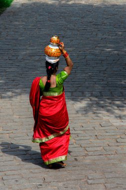 09 01 2015 Hint kadın geleneksel sari ile Golkonda Fort Hyderabad, Telangana, Hindistan 'ı ziyaret ediyor..