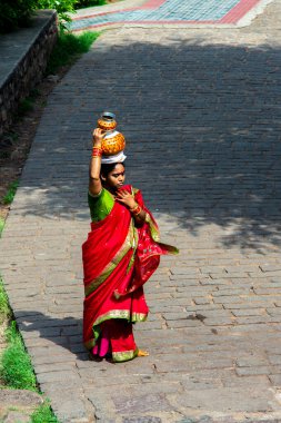 09 01 2015 Hint kadın geleneksel sari ile Golkonda Fort Hyderabad, Telangana, Hindistan 'ı ziyaret ediyor..