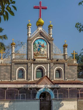 02 07 2022 Stucco yardım çalışması at üzerinde Aziz George Dahisar Nehri kıyısında bir ejderha vektörü olan Syrin Katolik Kilisesi Dahisar Batı Mumbai Maharashtra Indiasia