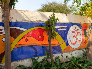 Idar SabArkantha Gujarat Hindistan Asya yakınlarındaki Bolundra 'daki Shri Kal Bhairav Mandir ya da Tapınağı' nın duvarında soluk soluğa kalan 03 10 2024 Siramik taşı.