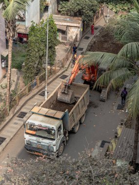 01 09 2024 Caterpillar motorlu Dünya hidrolik kazıcı makinesi Lok Gram Kalyan Maharashtra INDIA Asya 'da çalışıyor.