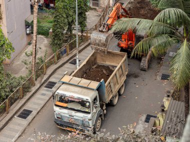 01 09 2024 Caterpillar motorlu Dünya hidrolik kazıcı makinesi Lok Gram Kalyan Maharashtra INDIA Asya 'da çalışıyor.
