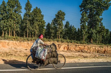06 19 2017 Jharkhand bisiklet valizlerinde kömür torbası hırsızlığı, 30 km Kokar Chawk, Ranchi, Jharkhand, Hindistan..