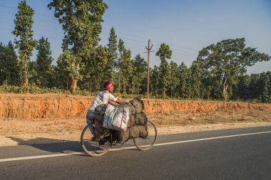 06 19 2017 Jharkhand bisiklet valizlerinde kömür torbası hırsızlığı, 30 km Kokar Chawk, Ranchi, Jharkhand, Hindistan..