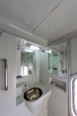 07 Mar 2007 Hindistan Demiryollarının İkinci AC tuvaletinde Agra Uttar Pradesh Hindistan