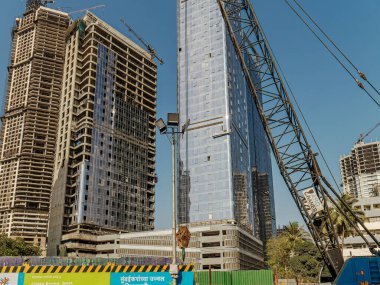 04 11 2019 Mumbai yaşam tarzını değiştiren metro treni ve devam eden yüksek binalar Worli naka Mumbai Hindistan Asya.