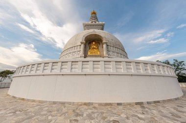 08 25. 2008, Lord Gautam Buddha 'nın altın heykeli Vishwa Shanti (Dünya Barışı) stupa Rajgir Bihar Hindistan Asya.