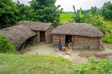 08 27 2008 Village Woman Pounding Mill Geleneksel sazdan çatı tarafı Bihar Kesariya 'dan Salimpur Bihar Hindistan Asya' ya.