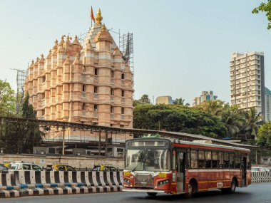 03 31 2024 Siddhivinayak Tapınağı Prabhadevi Mumbai Maharashtra Hindistan 'da Tanrı Ganesh' e ithaf edilmiştir.. 