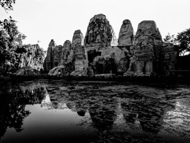 Himachal Pradesh, Hindistan Asya 'daki Beas Nehri Kangra Vadisi' ndeki Masrur Hindu tapınaklarındaki Masroor Rock kesiminin 14 Temmuz 2013 Vintage Siyah ve Beyaz Fotoğrafları.