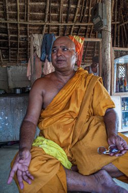 08 29 2008 Nepalli Biddhist Monk Lumbini Nepal Asya 'daki geleneksel kırsal lokantada.