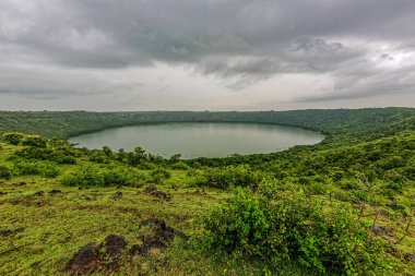 08 17 2006 Lonar Krateri, veya Lonar Gölü Ulusal Jeo-Miras Anıtı Krateri Buldhana İlçesi, Maharashtra INDIA Asi