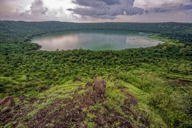 08 17 2006 Lonar Krateri, veya Lonar Gölü Ulusal Jeo-Miras Anıtı Krateri Buldhana İlçesi, Maharashtra INDIA Asi