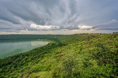 08 17 2006 Lonar Krateri, veya Lonar Gölü Ulusal Jeo-Miras Anıtı Krateri Buldhana İlçesi, Maharashtra INDIA Asi