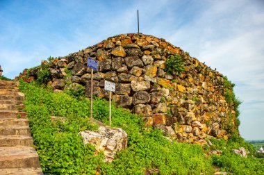 08 25 2008 Eski Tarihi Maniyar Matematiğe giderken, Rajgir, Bihar Hindistan Asya 'daki Kazılmış Kubbe Biçimli Yapı..