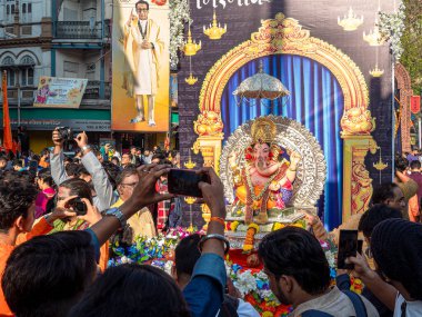 04 09 2024 Festivali Geçit Töreni ünlü Girgaon, veya Girgaum Jagannath Shankar Sheth Yolu Mumbai Maharashtra Hindistan Asya