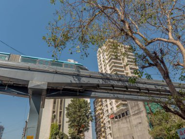 02 25 2024 Çok katlı binalar 9 metre yüksekliğindeki tek raylı rayların arkasında Loar Parel, Mumbai Hindistan Asya.