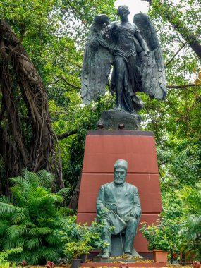 06 15 2024 Umut Meleği Bahçesi 'nin bronz heykeli ve Mantralaya Mumbai Maharashtra Hindistan yakınlarındaki Jamsetji Nusserwanji Tata heykeli..